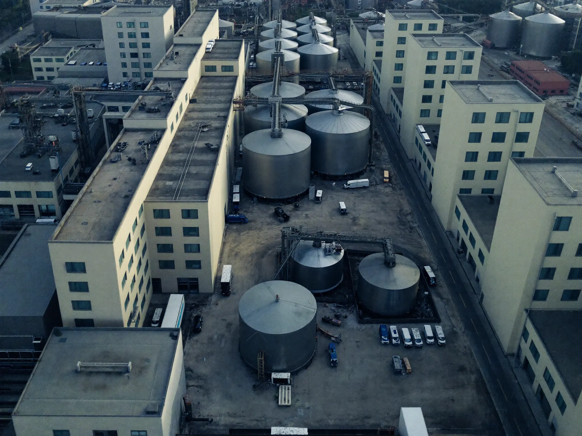 Vista aérea de um complexo fabril de bebidas com fachadas recém-pintadas (imagem ilustrativa).